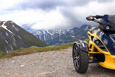 Motorsport yüksek dağlarda. İle Spyder dağlarda