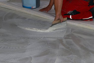 Bir döşeme katmanı yeni bir halı bırakır