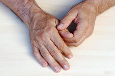 Bir adamın elleri ve parmakları ağrı yok