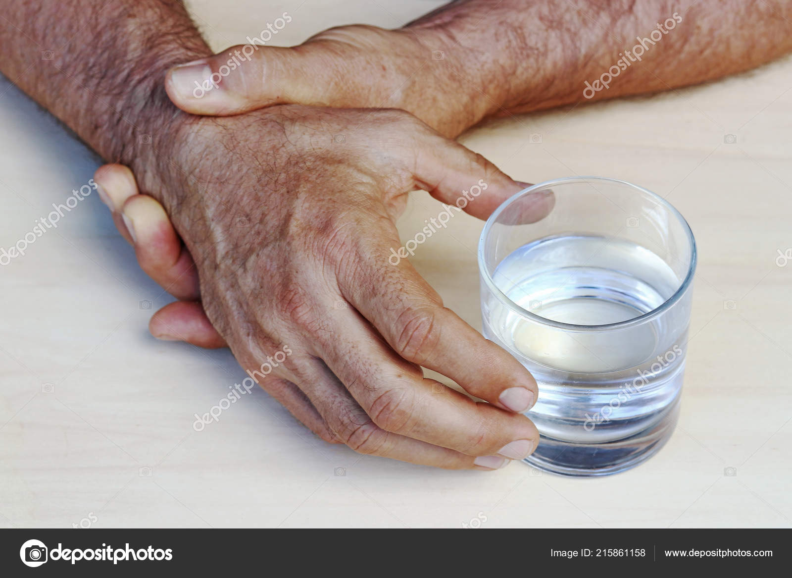 Руки дрожат с похмелья. Как снять тремор после запоя лекарства. Руки после спирта. Тремор с похмелья. Руки после спирта.