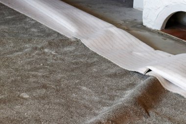 Bir odada yeni bir halı döşeme