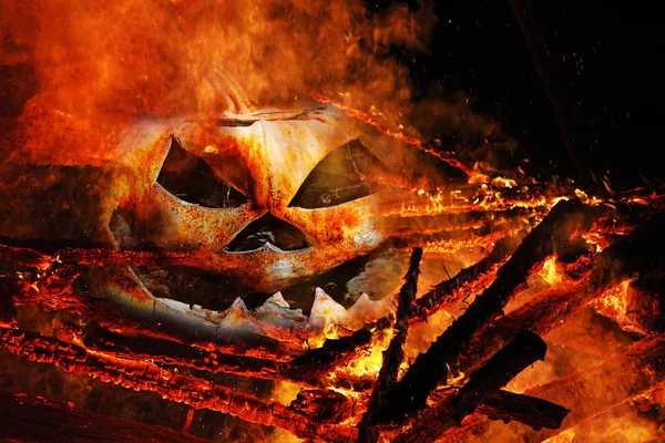 一个可怕的万圣节南瓜头在火 火焰中的南瓜头 — 图库照片