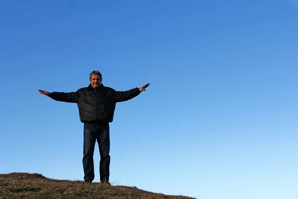 Yaşlılıkta Etkin Bir Dağda Yüksekte Duran Bir Adam — Stok fotoğraf