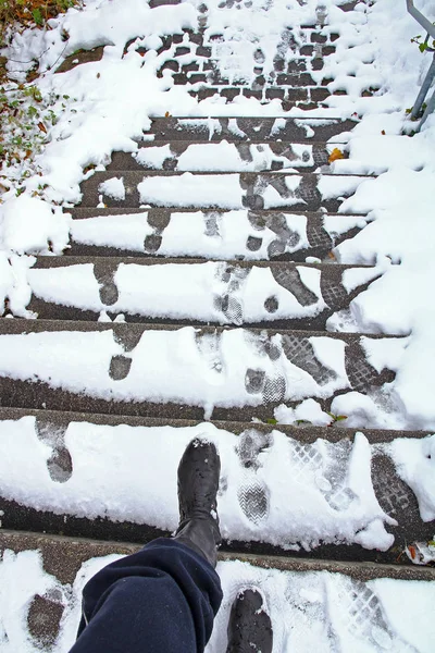 Зимой Существует Опасность Скольжения Заснеженной Лестнице Женщина Хочет Спуститься Скользкой — стоковое фото