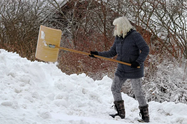Зимой Женщина Убирает Снег Лопаты Снега Время Снегопада — стоковое фото
