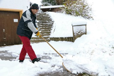 Bir adam bir garaj uzak Kışın kar kürekler