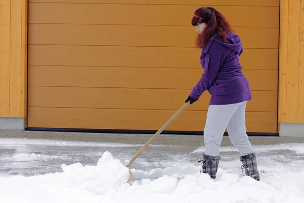 Uma Mulher Pás Neve Longe Uma Garagem Inverno — Fotografia de Stock