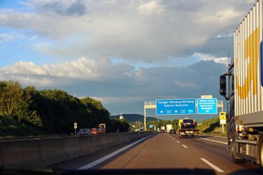 Alman otobanında yoldayız. Otoyolda yetişiyor.