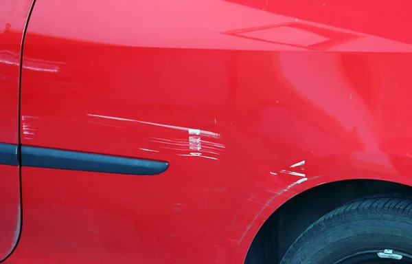 Zarysowań Lakieru Czerwony Samochód Przypadkowego Uszkodzenia Czerwony Samochód — Zdjęcie stockowe