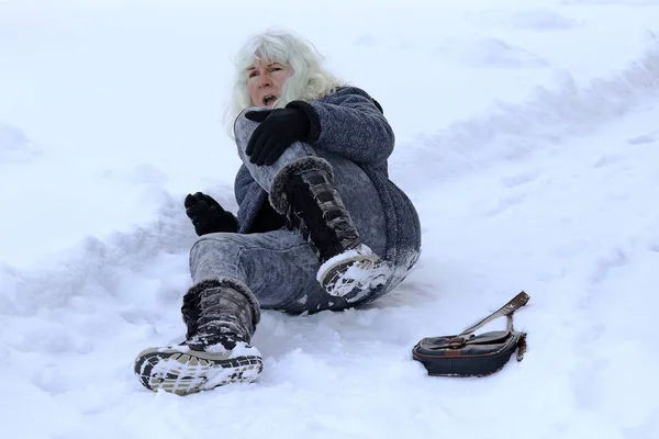 Una Mujer Resbaló Cayó Lesionó Carretera Invernal Caer Camino Cubierto — Foto de Stock
