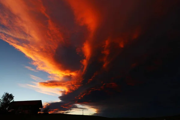 Působivý Západ Slunce Dům Západ Slunce Zářící Temné Mraky — Stock fotografie