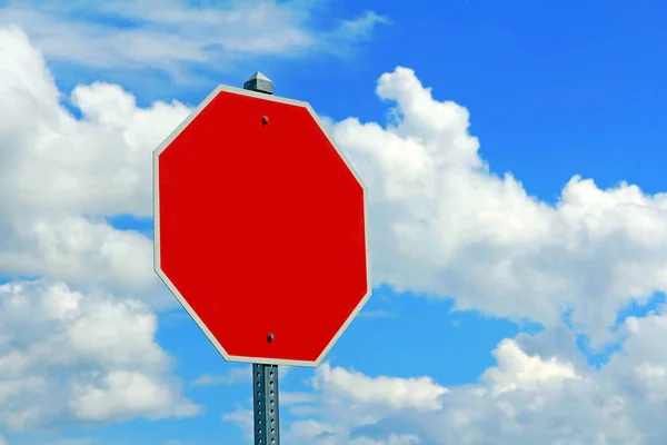 Uno Scudo Rosso Vuoto Scudo Arresto Contro Cielo Blu Con — Foto Stock