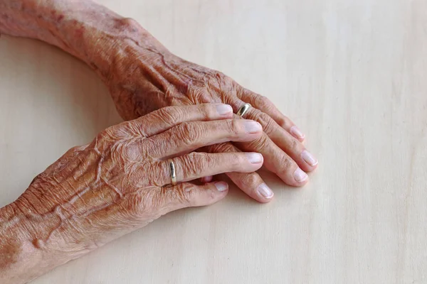 Las Manos Una Anciana Las Manos Una Anciana Una Mesa — Foto de Stock