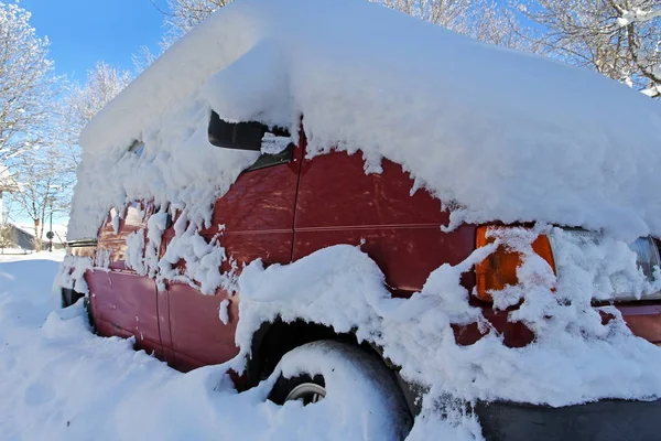 Winter Straßenverkehr Ein Schneebedecktes Rotes Auto — Stockfoto