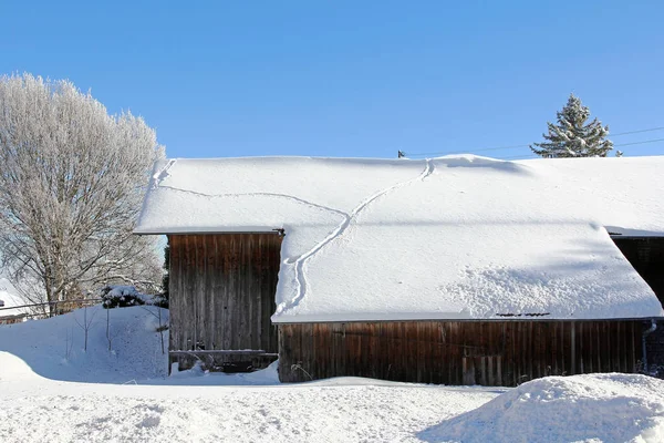 Trä Bondgård Vintern Med Djurens Spår Den Snötäckta Tak — Stockfoto