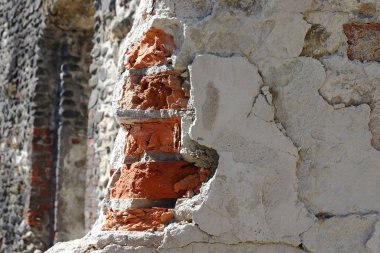 Bir evin duvarında hasarlı, kırık bir köşe..