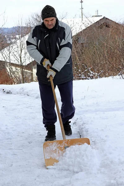 Człowiek Odśnieża Chodnik Zimą — Zdjęcie stockowe