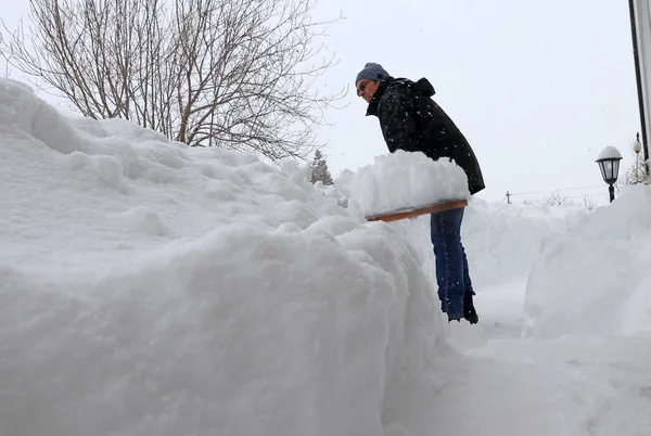 Man Skyfflar Snö Från Trottoar Vintern Snöröjning Kraftigt Snöfall Tyskland — Stockfoto