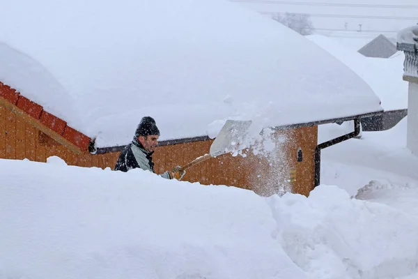 Homem Pás Neve Fora Sua Propriedade Inverno — Fotografia de Stock