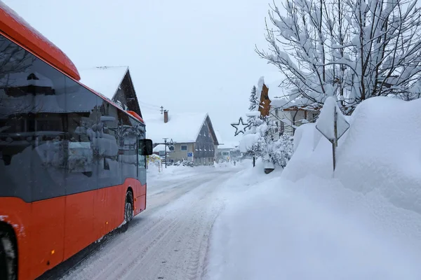 Atrasos Transporte Público Devido Forte Queda Neve Ônibus Tem Dificuldades — Fotografia de Stock