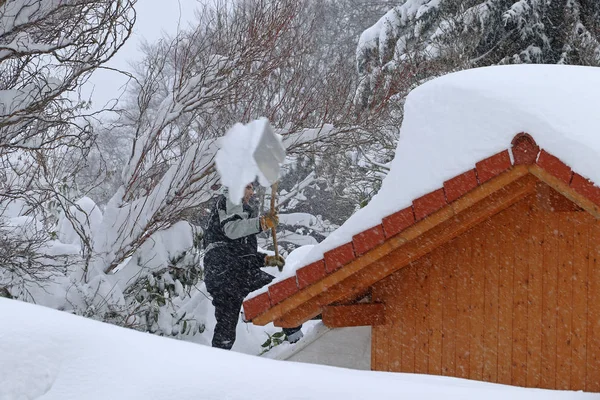 Homem Remove Neve Pesada Telhado Uma Casa Peso Perigoso Telhado — Fotografia de Stock