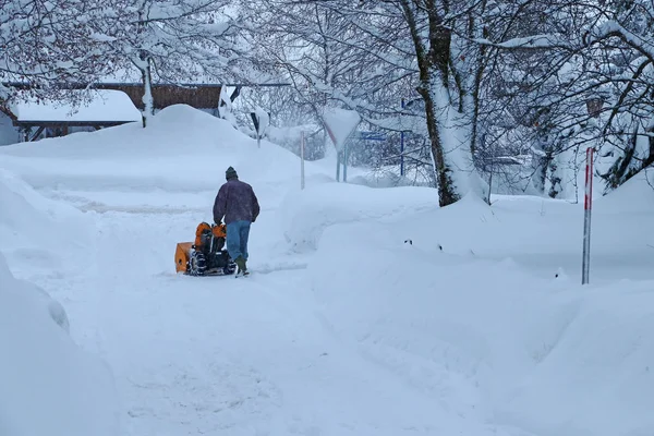 Зимой Человек Очищает Дорогу Снегоочистителем Время Сильного Снегопада — стоковое фото