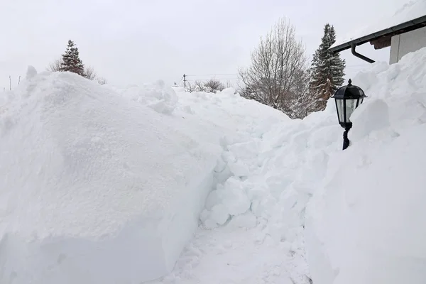 Uma Perigosa Avalanche Telhado Caiu Telhado Uma Casa Calçada — Fotografia de Stock