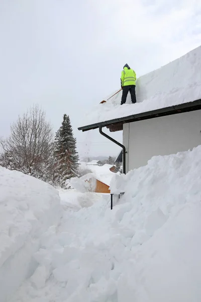 Homem Limpando Neve Alta Pesada Telhado Casa — Fotografia de Stock