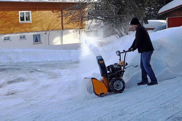 Kar Makinesi Olan Bir Adam Yüksek Karları Temizler — Stok fotoğraf
