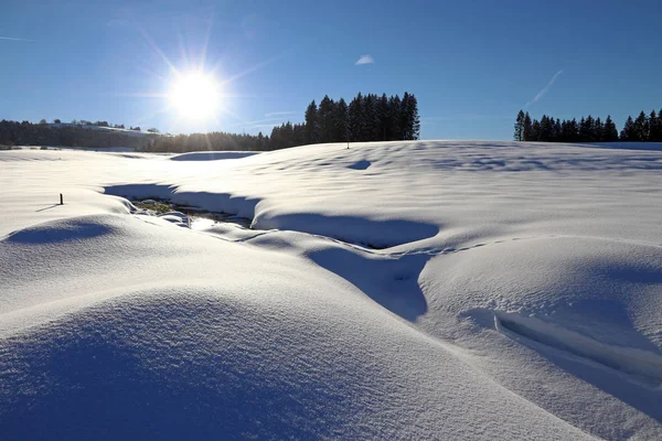 Vackert Vinterlandskap Med Massor Snö Och Snö Kullar Ett Fält — Stockfoto