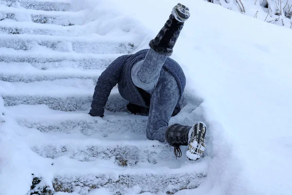 Una Mujer Resbaló Cayó Sobre Una Escalera Invernal Caer Pasos — Foto de Stock