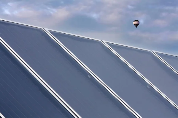 Układu Słonecznego Dachu Domu Energia Słoneczna Jest Dobre Dla Przyrody — Zdjęcie stockowe