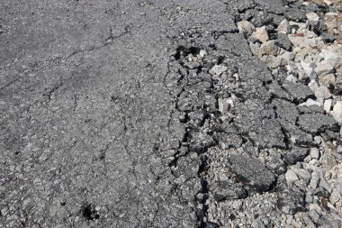 Eski kırık yol yüzeyi. Eski bozuk bir yol