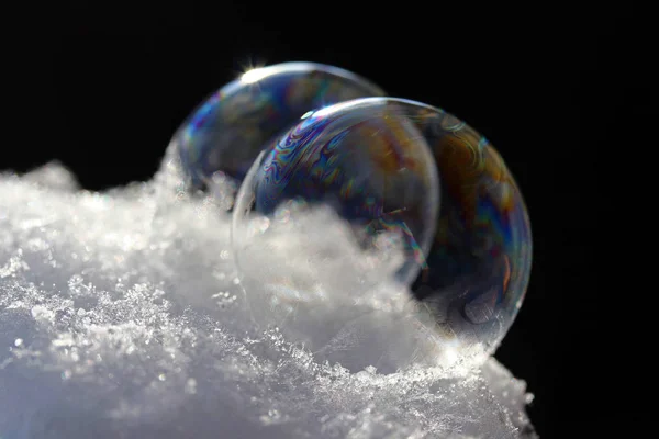 Zwei Bunte Seifenblasen Auf Schnee — Stockfoto
