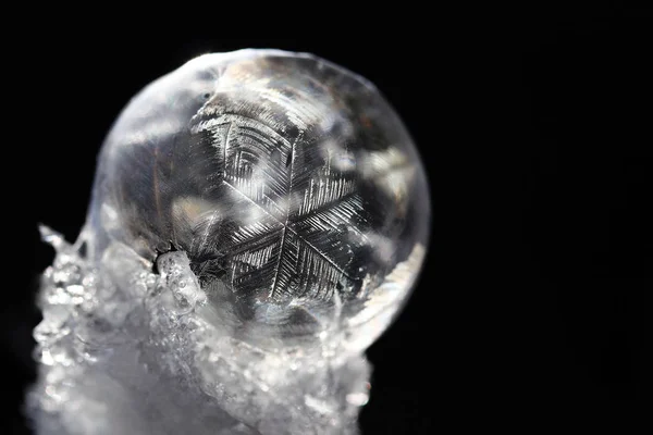 Una Burbuja Jabón Congelado Nieve Una Hermosa Obra Arte Natural —  Fotos de Stock