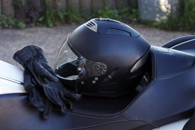 Motosiklet sürerken koruyucu giysiler. Motosiklet kaskı ve eldivenleri önemli bir korumadır.