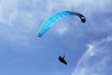 Bir yamaç paraşütü gökyüzüne doğru uçar. Havada ekstrem spor