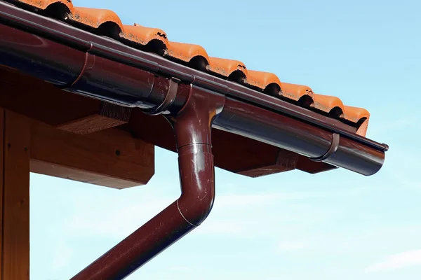 Gouttière Sur Garage Bois Une Maison Bois Avec Tuiles Gouttière — Photo