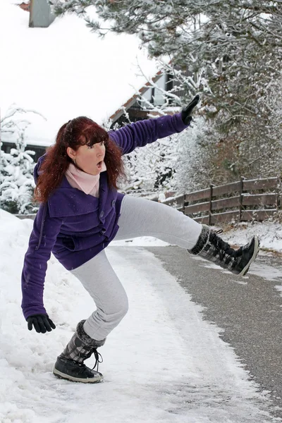 Carreteras Aceras Peligrosamente Resbaladizas Invierno Una Mujer Resbala Camino Nevado — Foto de Stock