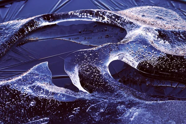 Trozo Hielo Con Burbujas Congeladas Agua Pequeño Iceberg Agua — Foto de Stock