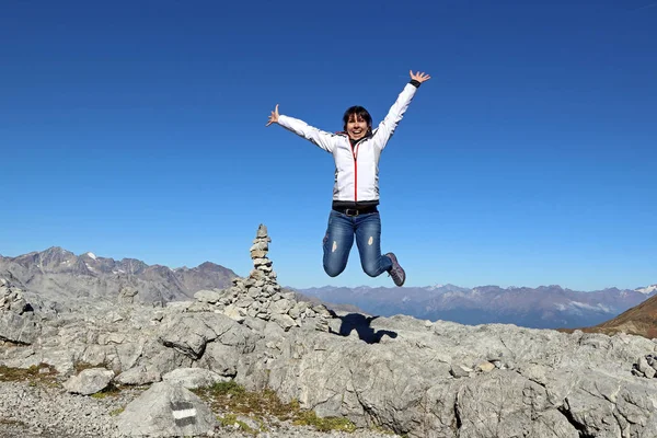 Ung Kvinna Hoppar Upp Luften Bergen Och Skrattar Glädje — Stockfoto