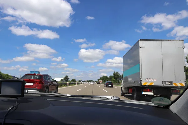 Jazda Niemiecką Autostradą Wyprzedzanie Ciężarówki Autostradzie — Zdjęcie stockowe