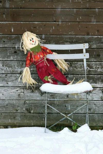 Een Vergeten Pop Van Stro Een Oude Stoel Winter — Stockfoto