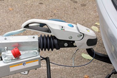 Bir arabanın güvenlik römorku takıldı.