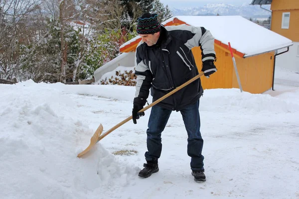 Een Man Ruimt Sneeuw Van Weg Met Een Sneeuwschop — Stockfoto