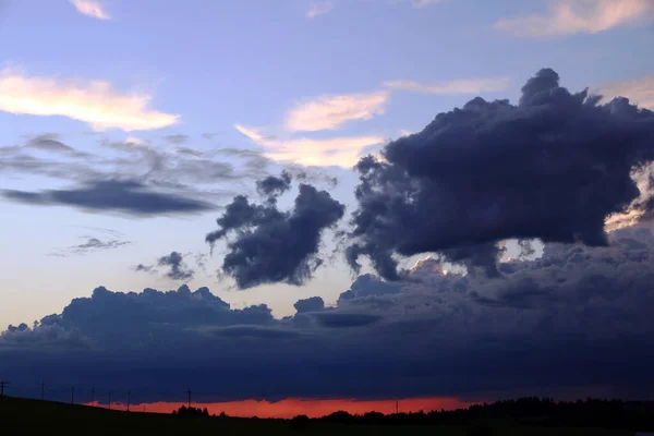 Coucher Soleil Avec Sombres Nuages Pluie Été — Photo