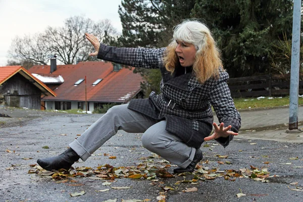 Islak ve pürüzsüz sokaklar kazalara yol açabilir. Bir kadın ıslak yapraklara basıp kaydı.