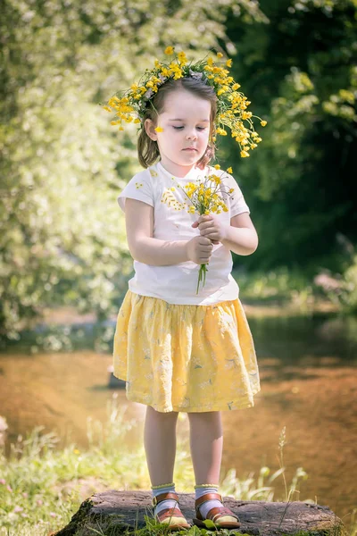 Ritratto Bambina Una Ghirlanda Fiori Gialli — Foto Stock