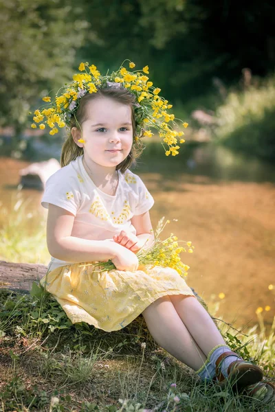 Πορτρέτο Του Ένα Μικρό Κορίτσι Ένα Στεφάνι Από Κίτρινα Λουλούδια — Φωτογραφία Αρχείου