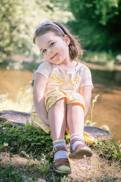 Portret Van Een Klein Meisje Een Krans Van Bloemen — Stockfoto